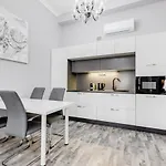 Apartment Thunovská 10